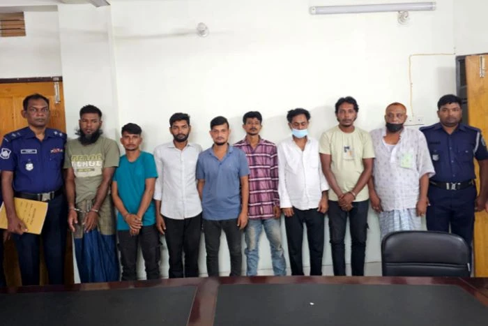 মেঘনায় জাহাজা থেকে চিনি চুরির চেষ্টা, চক্রের ৮ সদস্য গ্রেপ্তার